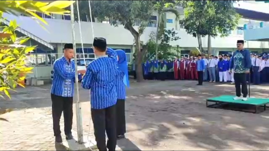 Guru TIK SMP Muhammadiyah 1 Blitar Jadi Petugas Pengibar Bendera Upacara Hari Guru Nasional 2025
