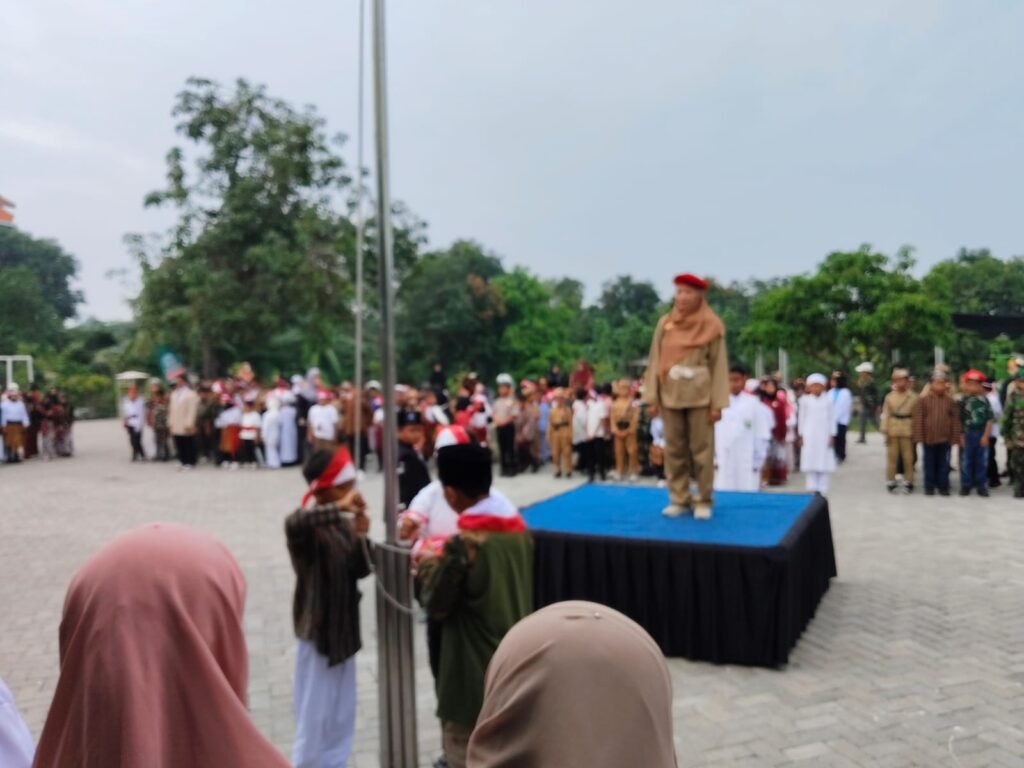 Kasi Pemerintahan Kebomas Jadi Pembina Upacara Hari Pahlawan di SD Almadany