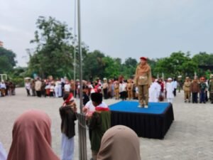 Kasi Pemerintahan Kebomas Jadi Pembina Upacara Hari Pahlawan di SD Almadany