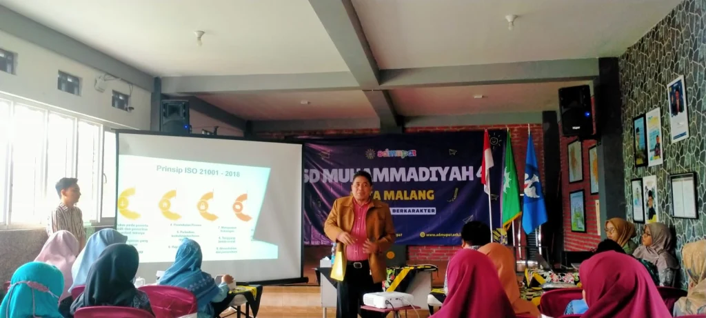 Dr Mulyana AZ Bakar Semangat GTK SD Mupat dengan Pesan Ini