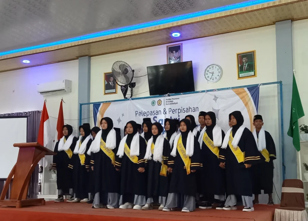 Menyimak Pesan Mudir Ponpes Al Muhajir Kedungpring Lamongan pada Akhirussanah Santri