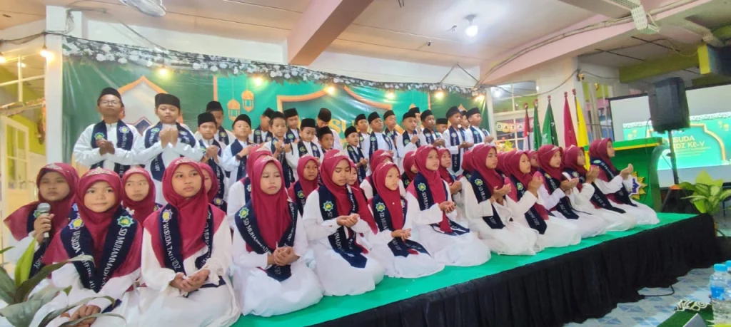 Dua Santri Asuh Panti Pesantren Muhammadiyah Gersikan Ikuti Wisuda Tahfidz