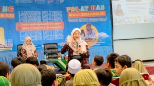 Penulis Buku Anak Ini Mengajari Siswa SD Mudipat Menulis