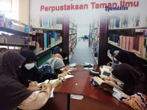 Hari Buku Nasional, Siswa Spemdalas Belajar Resensi Buku