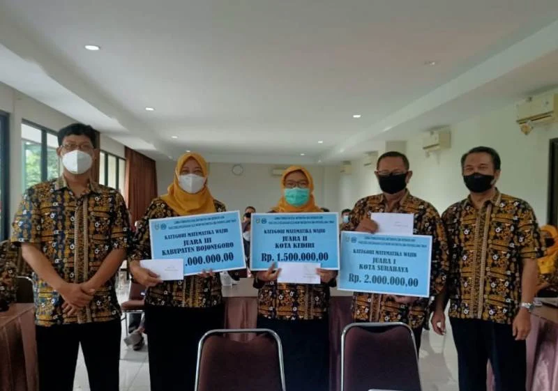 Guru Smamda Surabaya Juara 1 Lomba Penulisan Soal Matematika