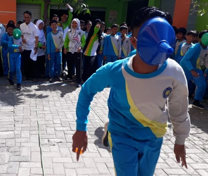 Balap Estafet Pakai Corong dan Voli Bersarung Bikin Penonton Ngakak