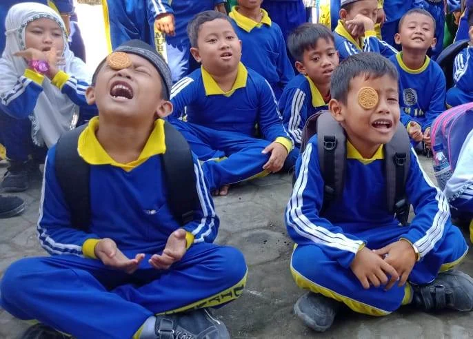 Lucu! Lomba Makan Biskuit dengan Gerakkan Wajah