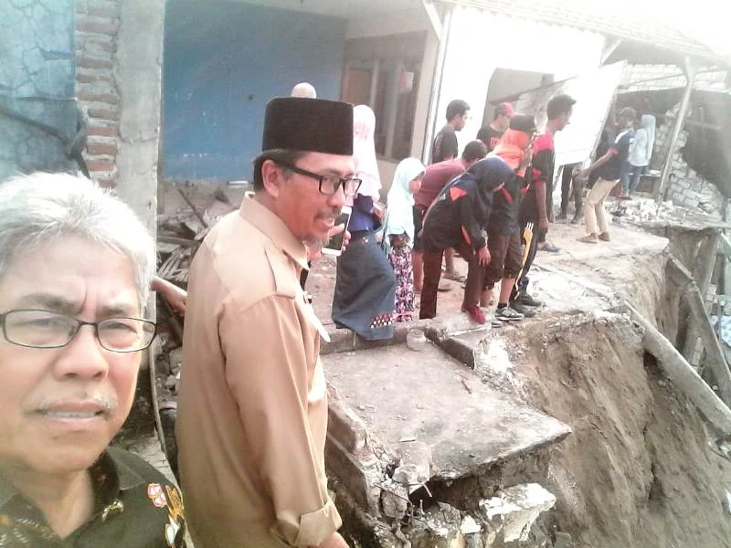 Bantaran Bengawan Solo Longsor, Tiga Rumah Amblas, Sekolah Muhammadiyah Terancam