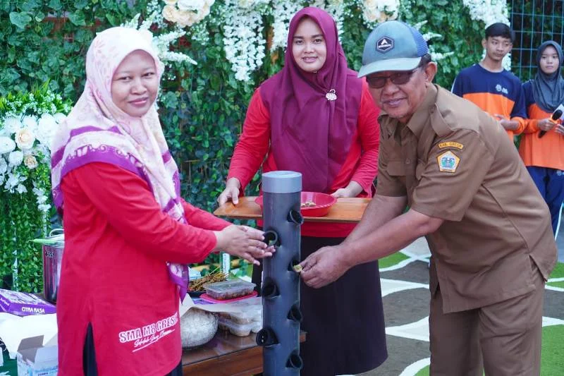 Aksi Peduli Lingkungan Smamdela, Bangun Tower Hidroponik dan Bawa Tumbler