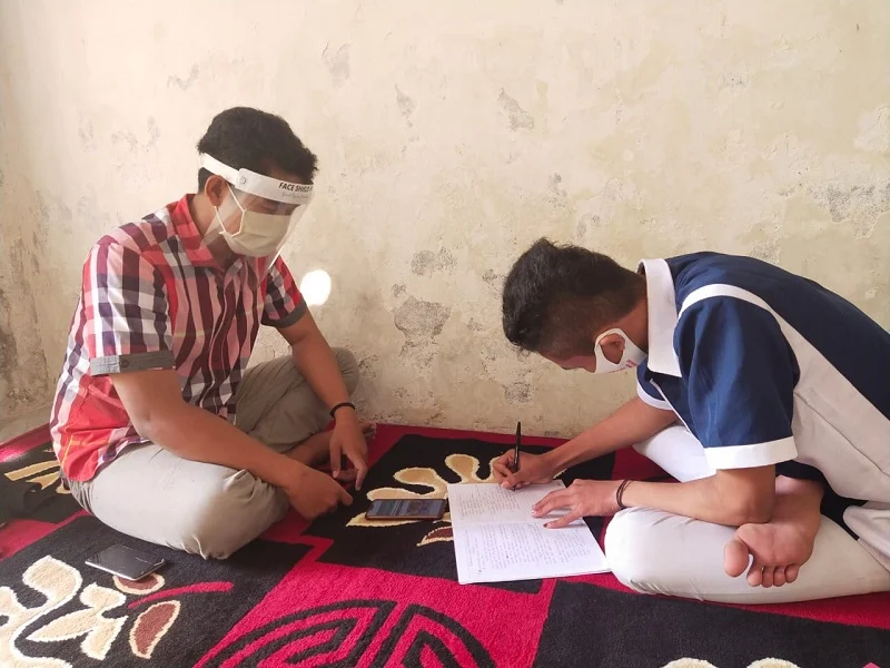 Susah Sinyal, Guru ke Rumah Siswa