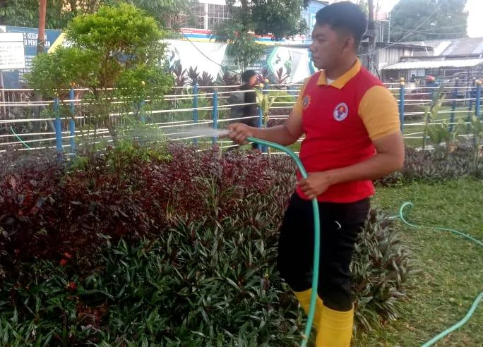 Tukang Kebun Raih Gelar Magister