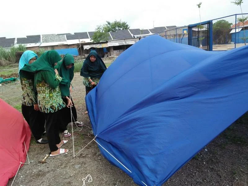 Guru dan Karyawan pun Belajar Cara Mendirikan Tenda