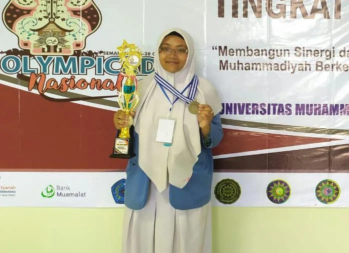 Siswa Ini Bawa Pulang Medali Perak untuk Madrasahnya dari Olympicad