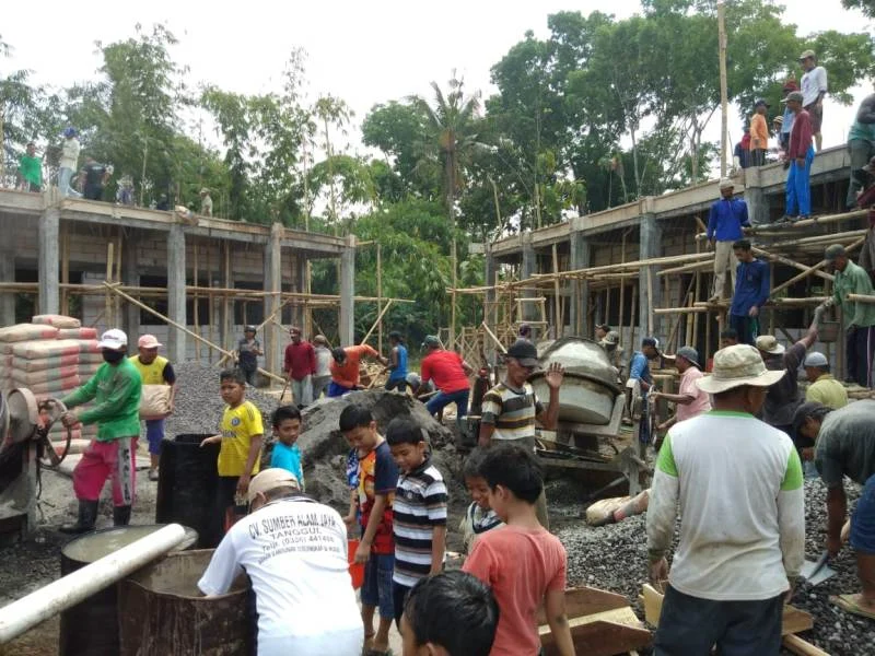 Warga Gotong-Royong Mengecor Gedung MBS