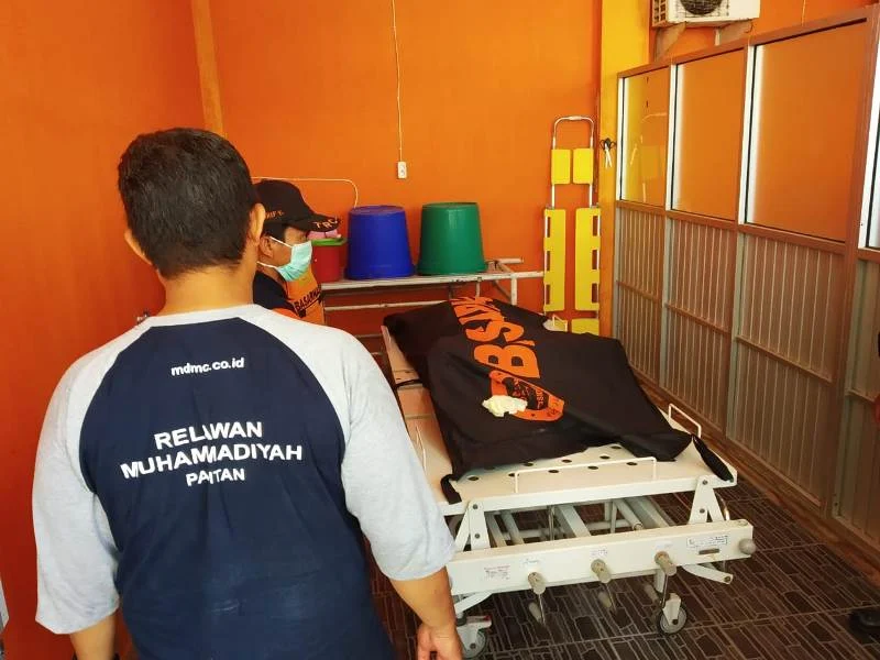 Tim SAR Gabungan dan MDMC Temukan Jenazah Nelayan yang Tenggelam di Pantai Pacitan