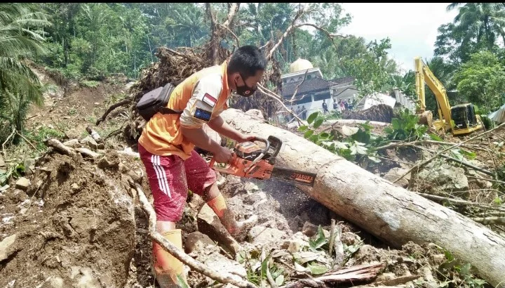 MDMC Pacitan Berjibaku Bersihkan Material Longsor