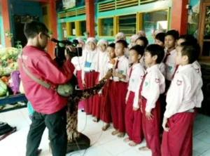 Siswa Madrasah Ini Surprise Diwawancarai TV soal Filantropis Cilik
