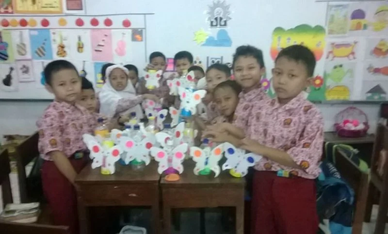 Siswi MIM 25 Surabaya Kreatif Olah Limbah Jadi Celengan Unik