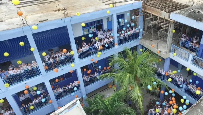 Bikin Heboh Warga, Ratusan Balon Warna-Warni Hiasi Langit MIM 25 Surabaya