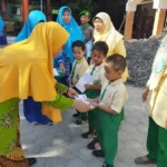 Kenalkan Persyarikatan Lewat Baksos dan Nobar Film