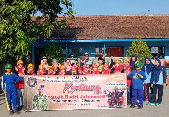 Pawai Milad Jombang Dimeriahkan Kentrung Jatimenok