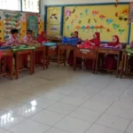 Melipat Mukenah dan Taplak, Pelajaran Sepele yang Bermanfaat untuk Siswa Imut Ini