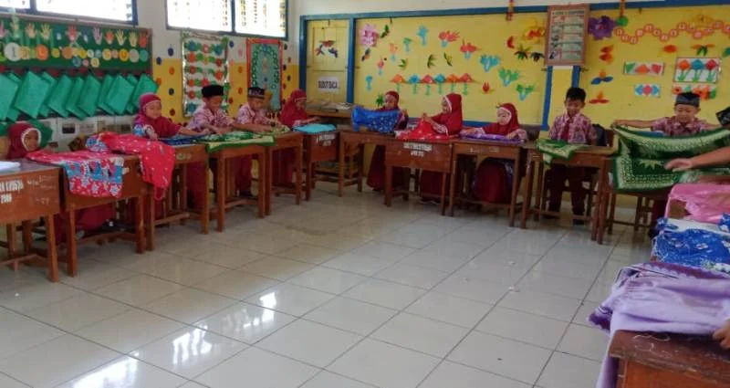 Melipat Mukenah dan Taplak, Pelajaran Sepele yang Bermanfaat untuk Siswa Imut Ini
