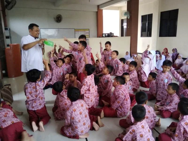 Peringati Tahun Baru dengan Kajian dan Berbagi Kue di MIM 28