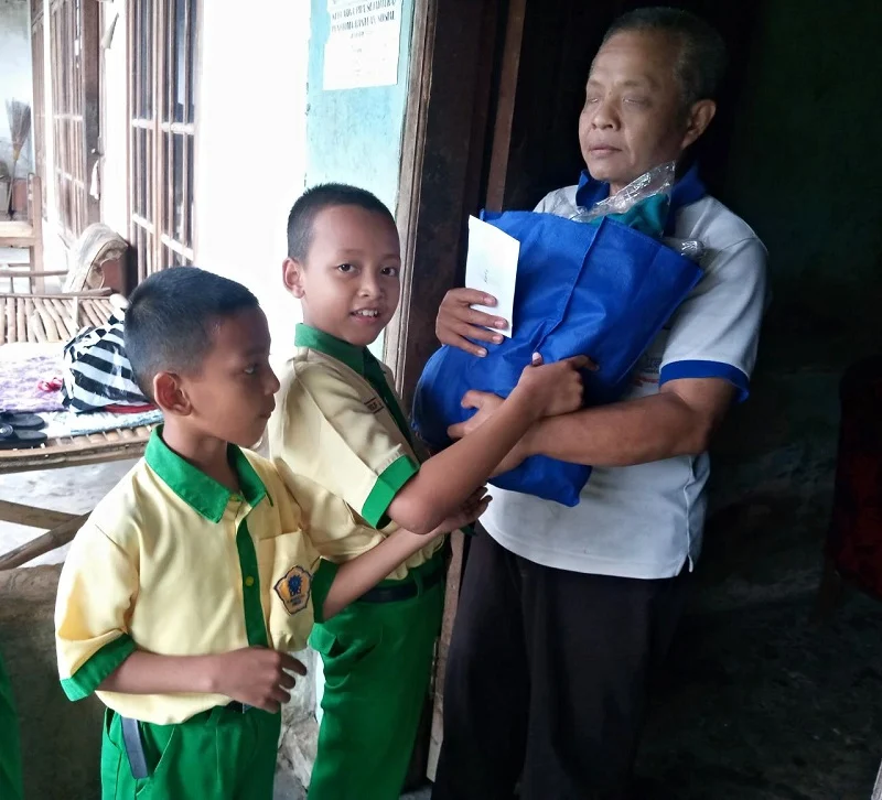 Pembelajaran Proyek, Siswa MIM 5 Jombang Berbagi pada Sesama