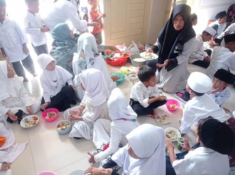 Halalbihalal dan Kartinian MI Mutwo Makin Meriah dengan Nasi Jagung