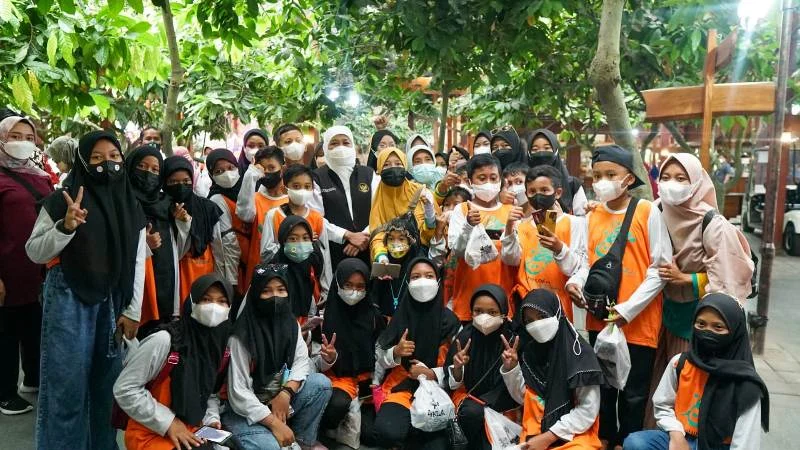 Berkunjung ke Kampung Coklat, Diberi Uang Gubernur