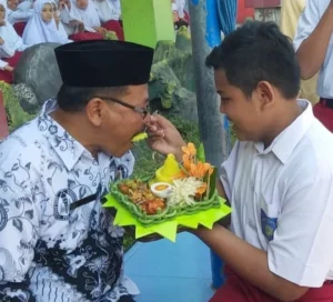Suasana Langsung Heboh ketika Anak Itu Menyuapi Kepala Sekolah