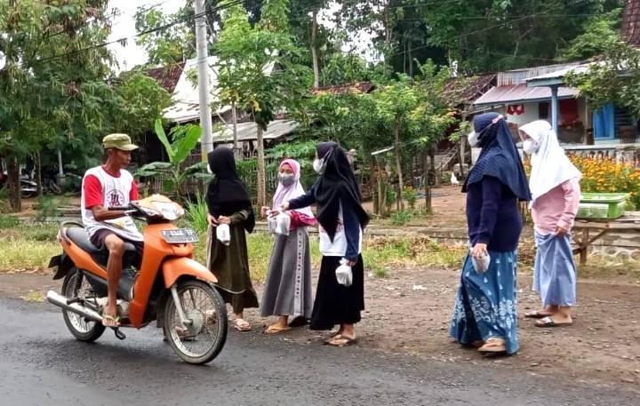 Latih Kepedulian, Siswa MIM Perante Bagikan Takjil