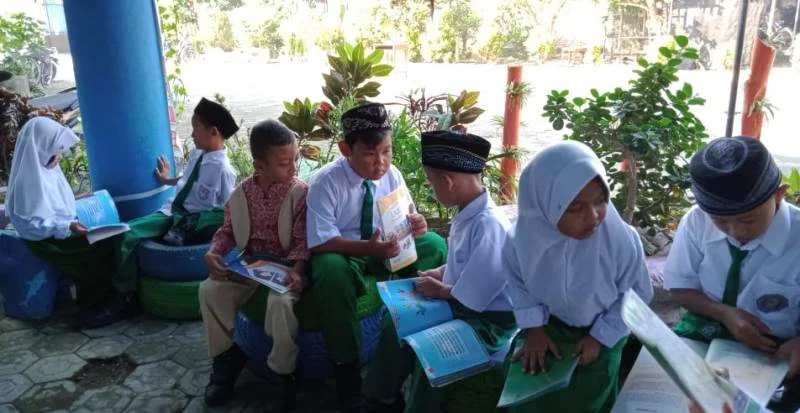 Siswa Baru Ini Asyik Juga Jalan-Jalan Keliling Madrasah
