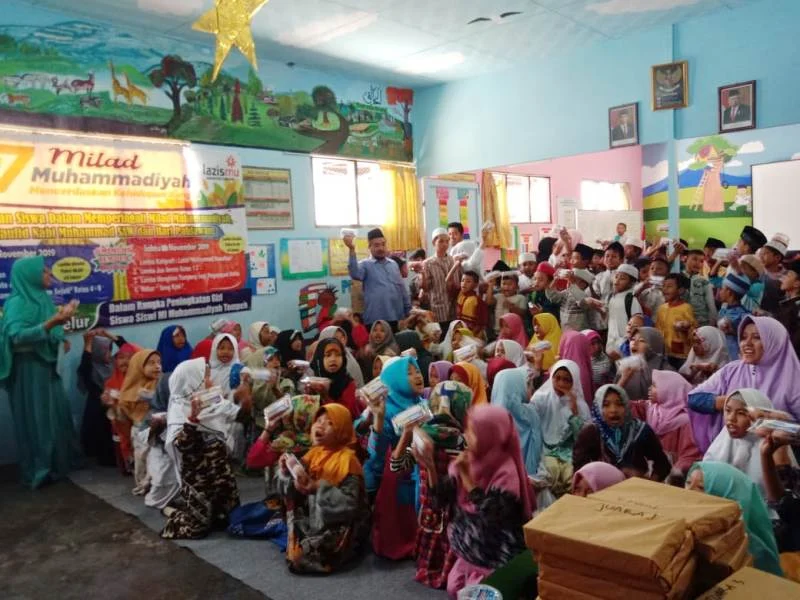 Lazismu Bagikan Telur ke Siswa untuk Tambah Gizi di Milad Muhammadiyah