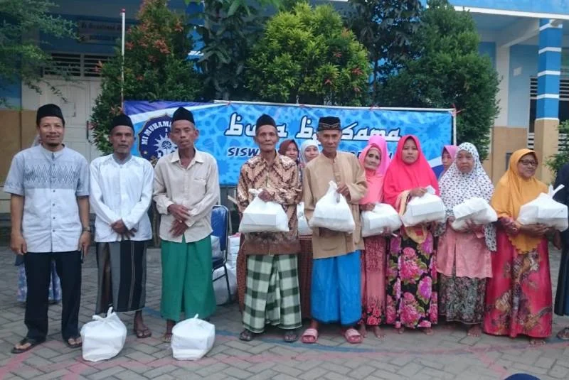 Hasil Infak Siswa dan Guru Diwujudkan Bingkisan untuk Dhuafa