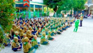 Saat Upacara Ada yang Pingsan, Beginilah Cara Menolongnya