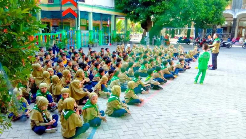 Saat Upacara Ada yang Pingsan, Beginilah Cara Menolongnya