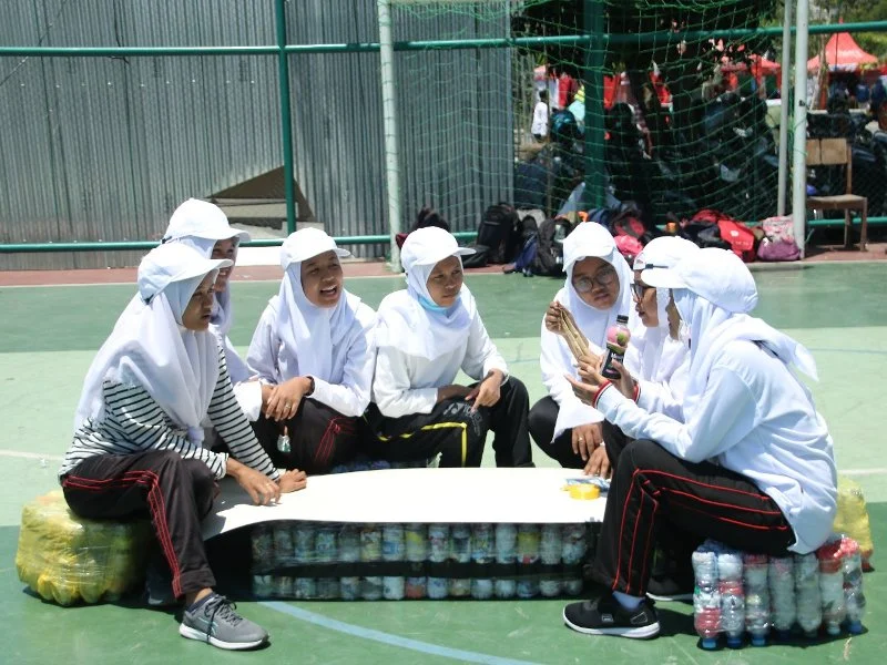 Mahasiswa Baru Berburu Sampah Plastik Diubah Jadi Eco Brick