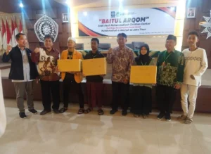 Bertabur Hadiah di Baitul Arqam Panti Asuhan