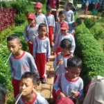 Empat Sekolah Dukun Pawai Taaruf ke Wisata Alam Gosari