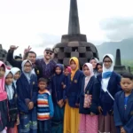 Saat Bertemu Turis Amerika di Borobudur, Para Murid Melakukan Ini