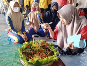 Lomba Hiasi Tumpeng Meriahkan Milad MTs Muda Kedungadem