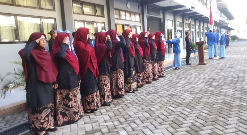 Guru SMA Muha Genteng Tanamkan Kedisiplinan Siswa lewat Keteladanan pada Upacara HGN 2025