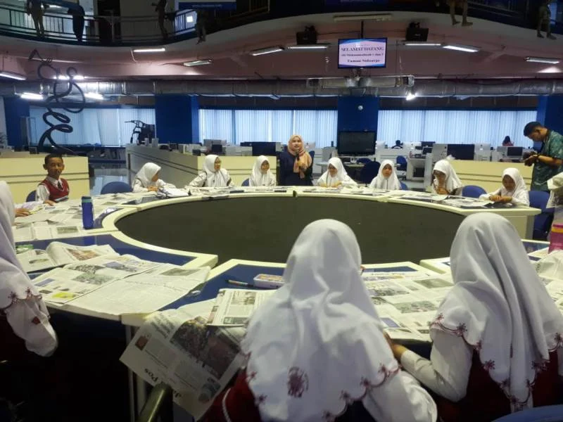 Belajar Jurnalistik, Siswa Ini Kunjungi Dapur Redaksi Koran