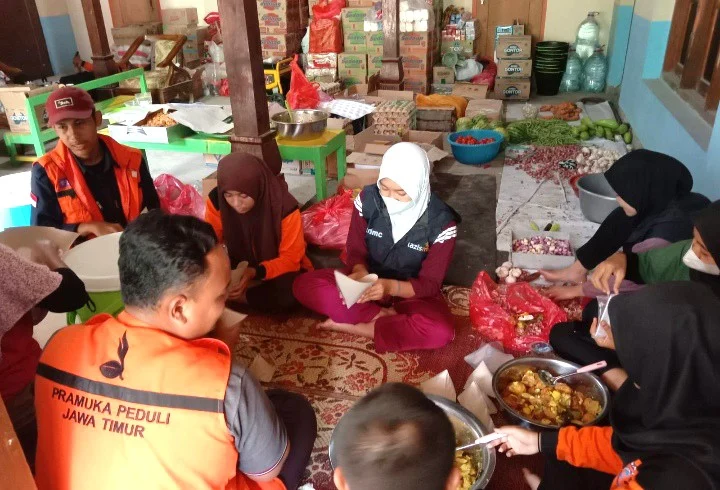 Longsor Ponorogo, Mahasiswa Umpo Bantu Dapur Umum