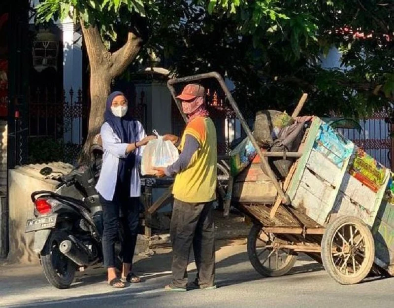 Mahasiswa FK UMSurabaya Bagikan Paket Sembako