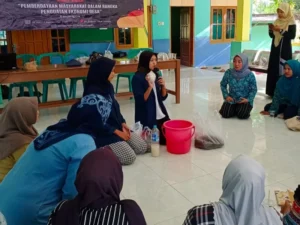 Mahasiswa UMG Ajak Warga Bawean Bikin Pupuk Kompos