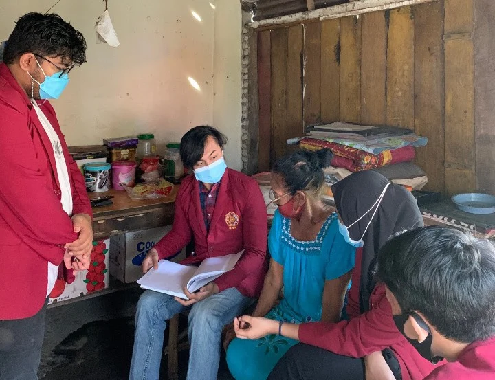 Mahasiswa UMM Edukasi Pembukuan UMKM Kopi Bubuk