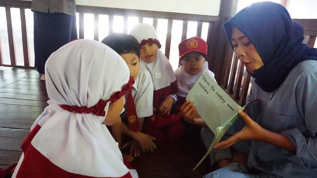 Mahasiswa UMM Ajarkan Siswa Cara Berlibur Produktif tanpa Gadget